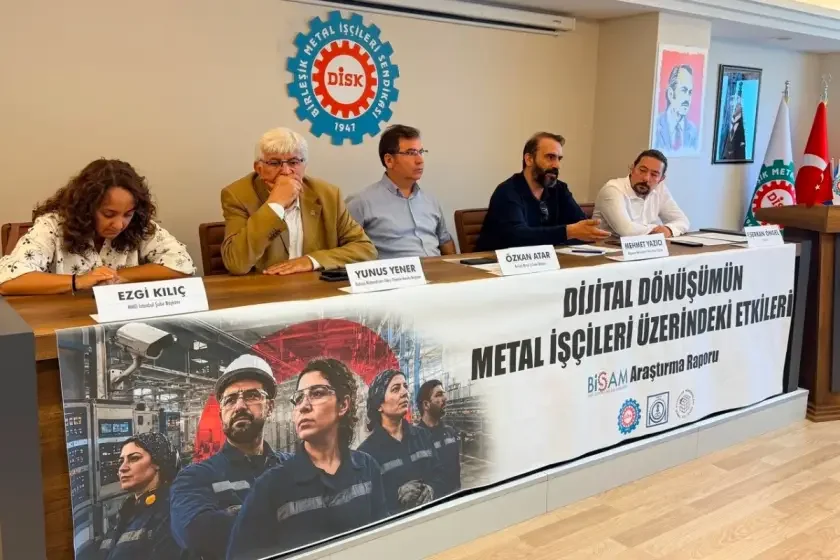 Birleşik Metal İşçileri Sendikası logosu önünde masada oturan beş konuşmacı; masanın önünde Dijital Dönüşümün Metal İşçileri Üzerindeki Etkileri yazılı BİSAM pankartı