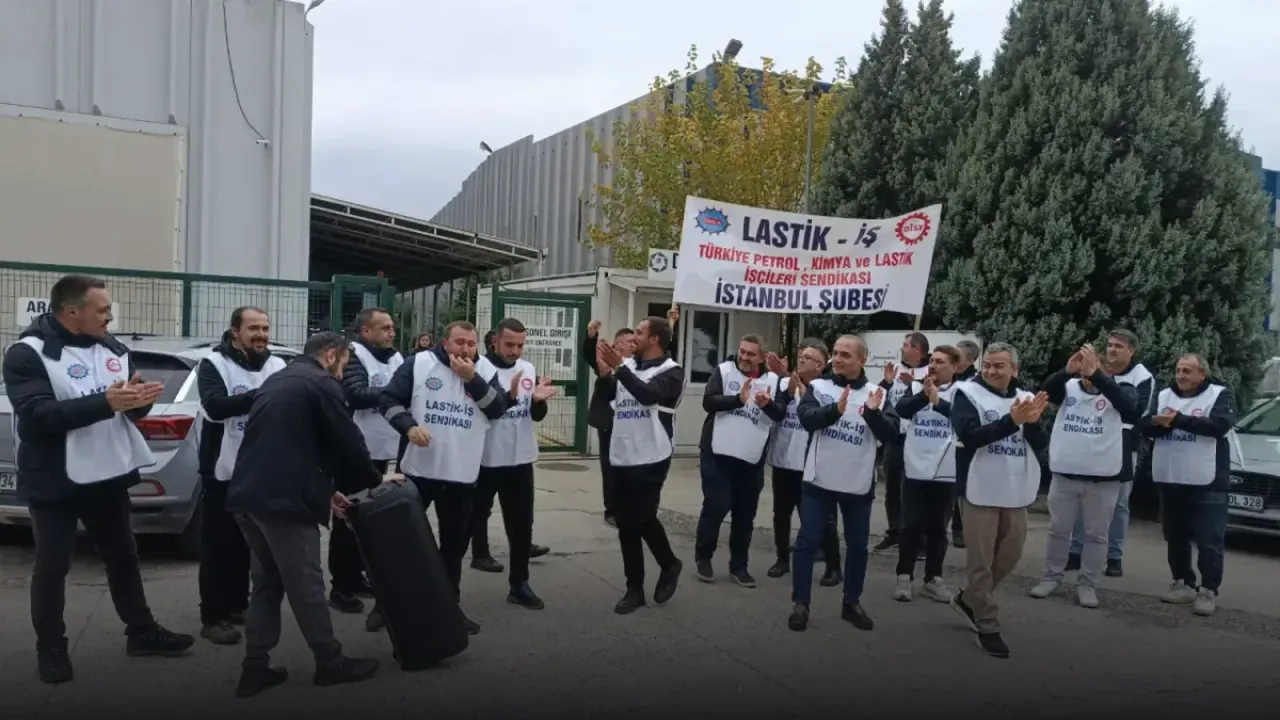 Astra Polimer fabrikası önünde Lastik-İş pankartıyla eylem yapan işçiler.