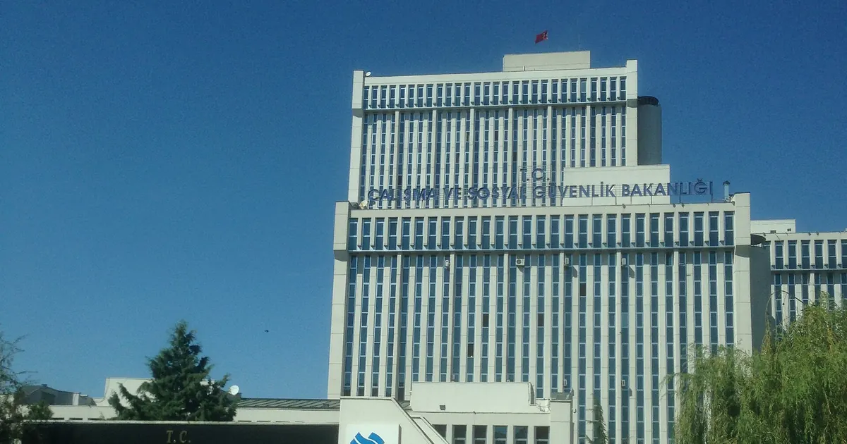 Ankara'daki Çalışma ve Sosyal Güvenlik Bakanlığı binasının dış cephesi