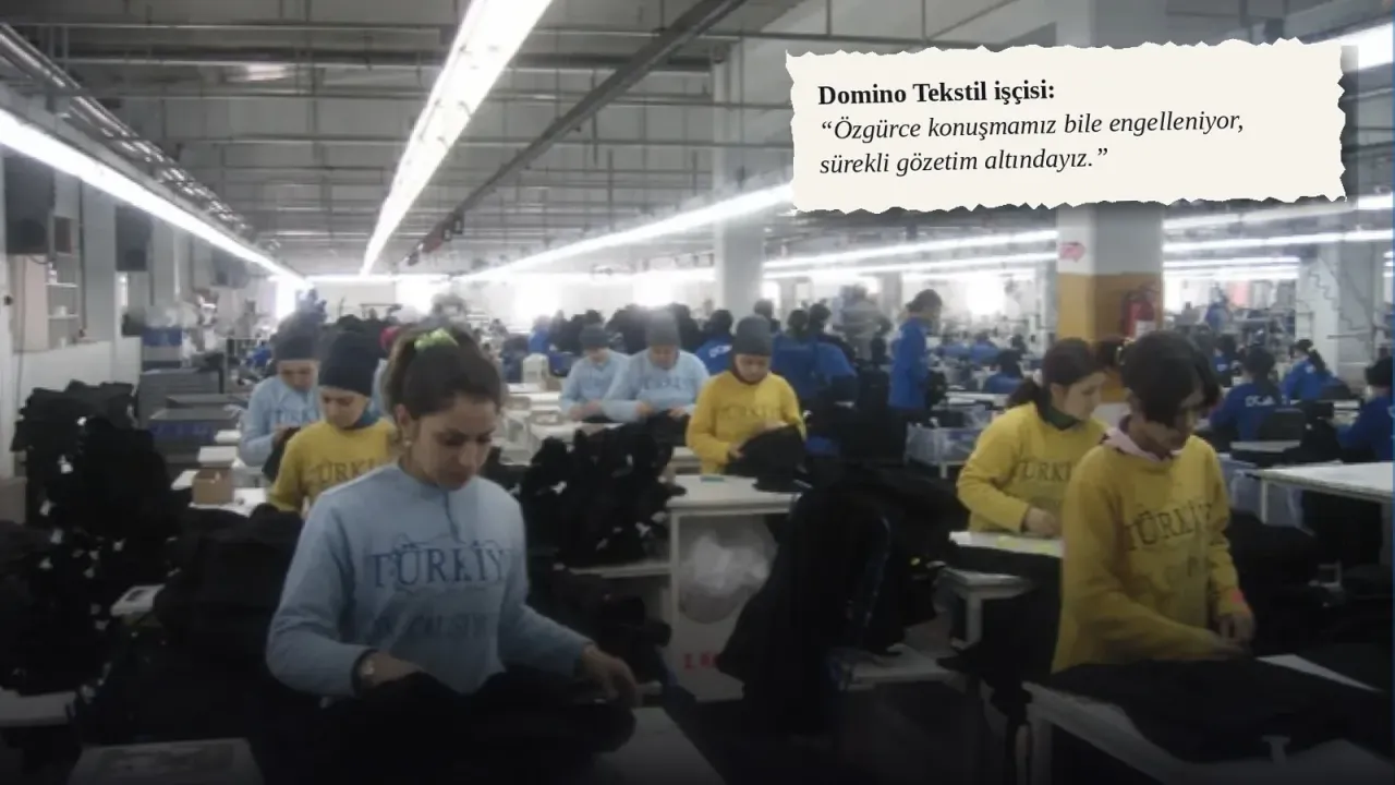 Uzun floresan lambalı geniş bir tekstil atölyesinde, tezgâhların başında sıra sıra çalışan, çoğu kadın işçiler; sağ üstte yırtık kâğıt kartta bir Domino Tekstil işçisinin "Özgürce konuşmamız bile engelleniyor, sürekli gözetim altındayız" sözü.
