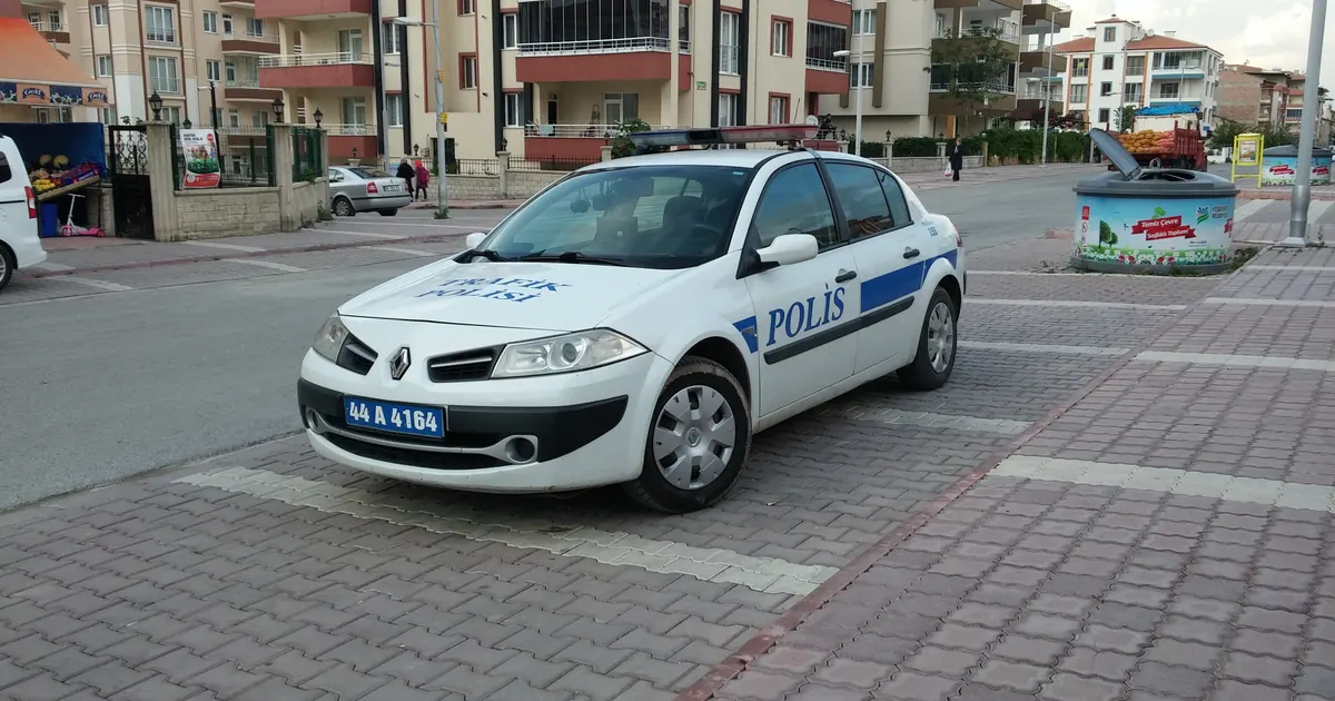 Türkiye'de bir karayolunda trafik polisi ve emniyet araçlarının bulunduğu bir denetim noktası