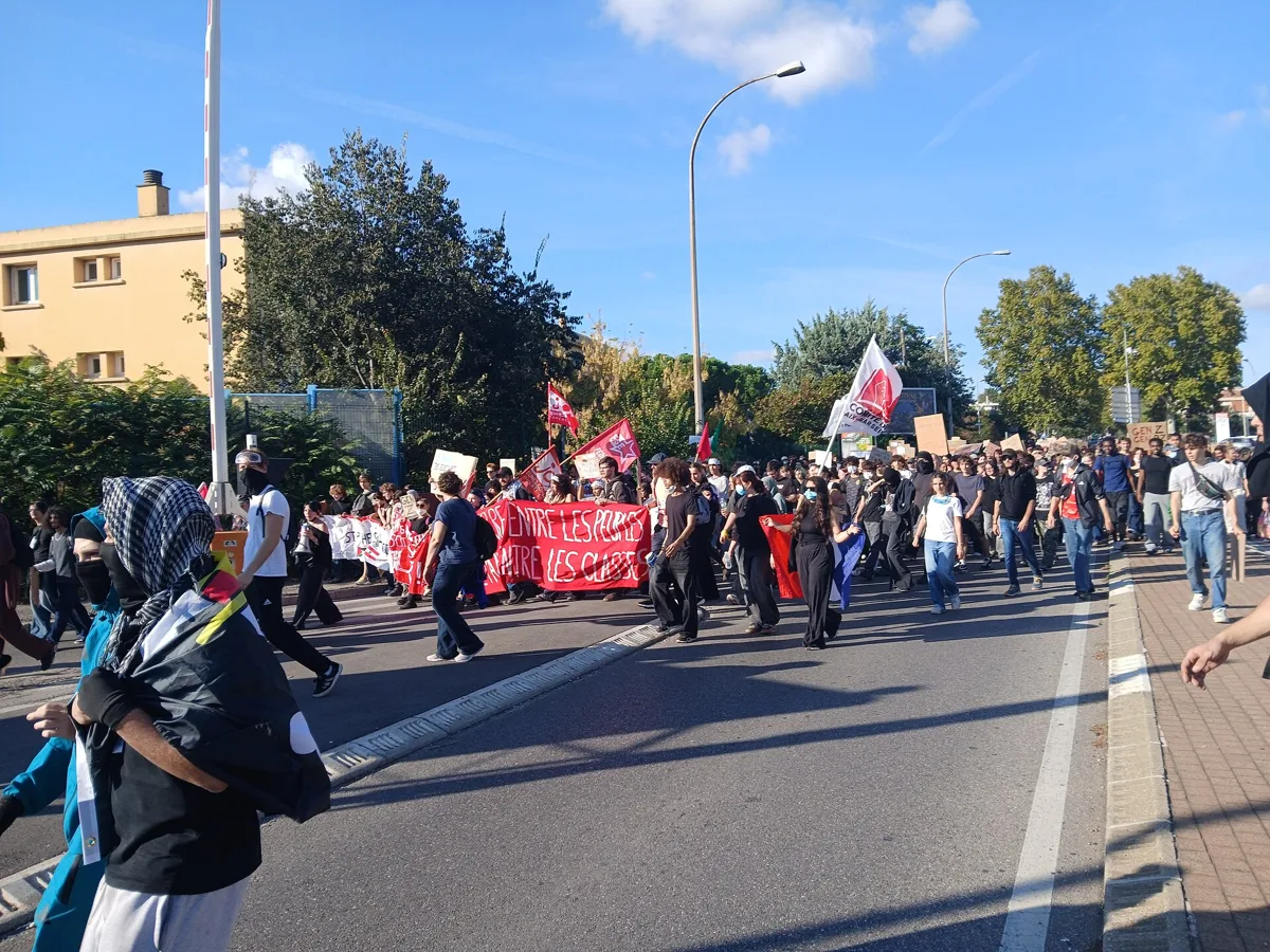 Aix-en-Provence'ta pankartlarla yürüyen eylemciler
