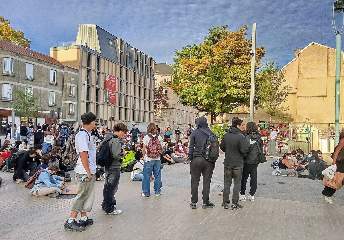 Reims'te bir meydanda toplanmış liseliler