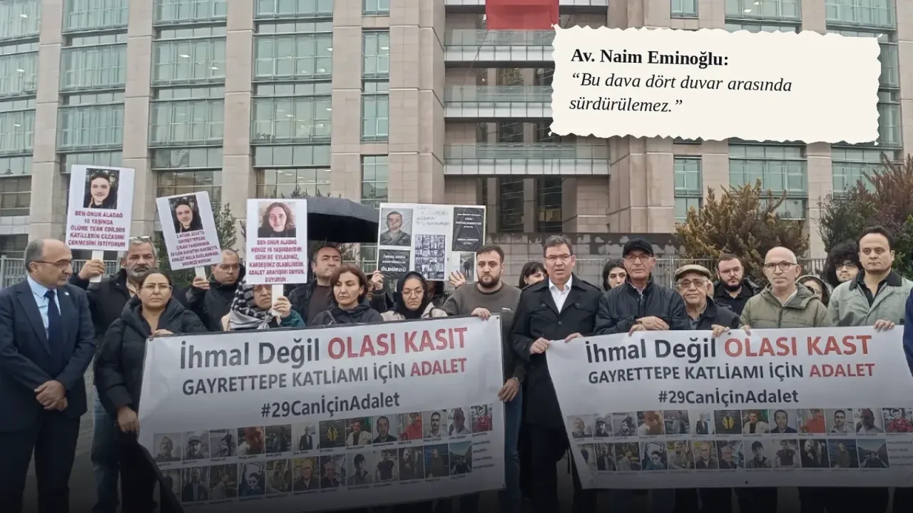 İstanbul adliyesi önünde "İhmal değil olası kast" pankartı taşıyan Gayrettepe yangınında ölen işçilerin aileleri; yanında avukatın sözünden alıntı kartı.