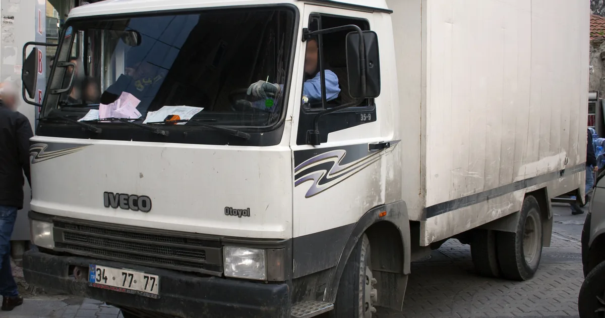 Türkiye'de üretilmiş bir Otoyol Iveco kamyonetin önden görünümü