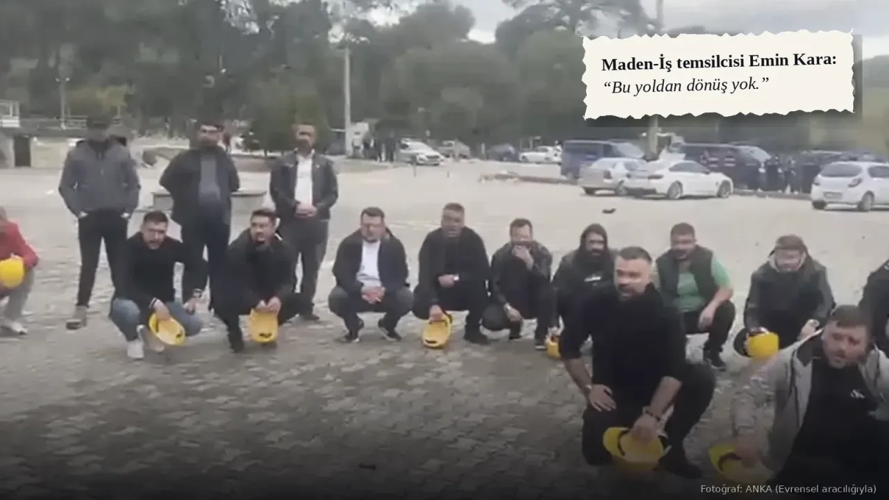 Kırkağaç'ta baretleriyle yere oturan İmbat Madencilik işçileri; ANKA karesi.