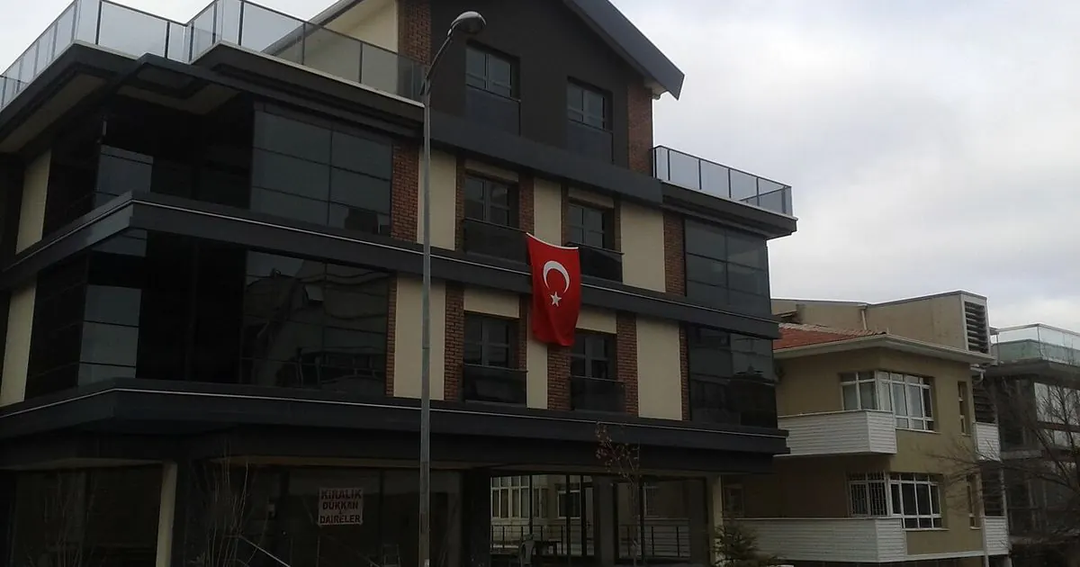Ankara Gaziosmanpaşa'da yeni tamamlanmış, cephesinde Türk bayrağı asılı bir apartman