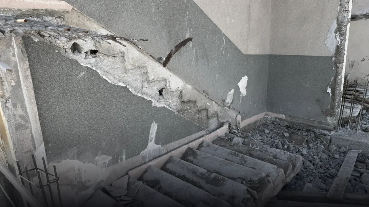 Mersin Akdeniz'de tadilat süren iki katlı binada çöken beton merdivenin enkazı.