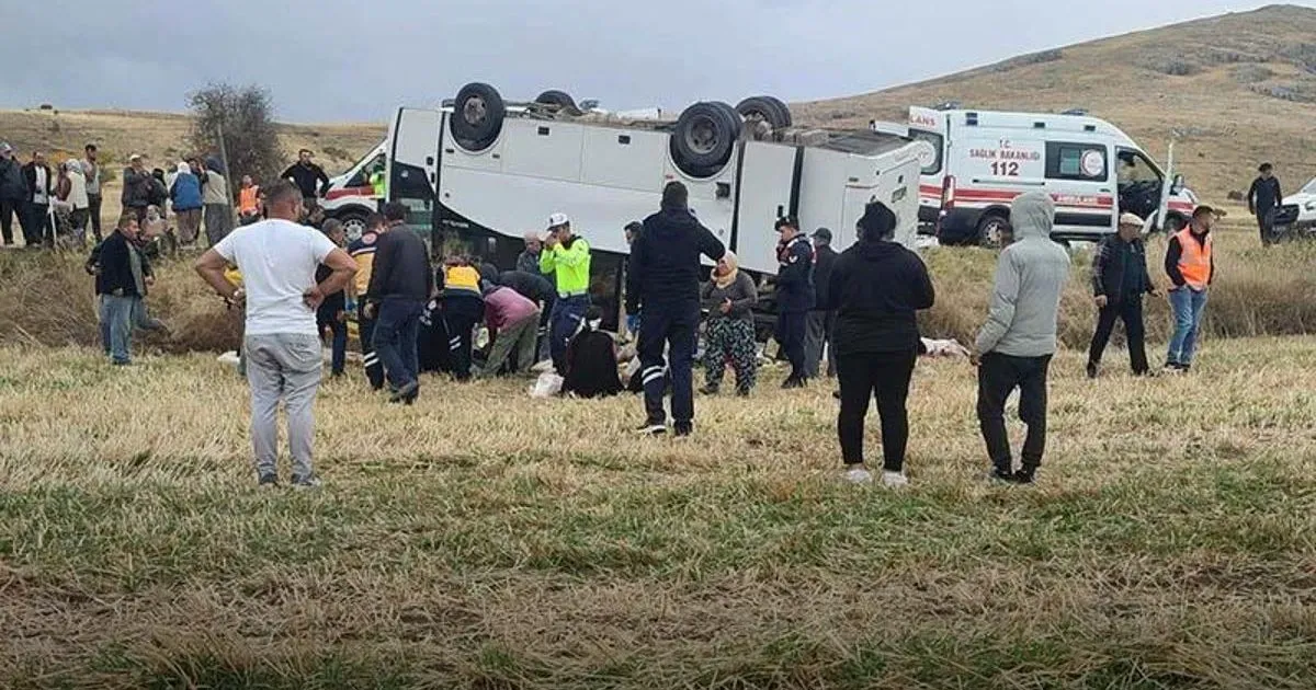 Tarlada yan yatmış beyaz midibüs, çevresinde jandarma, sağlık ekipleri ve yurttaşlar; arkada ambulans