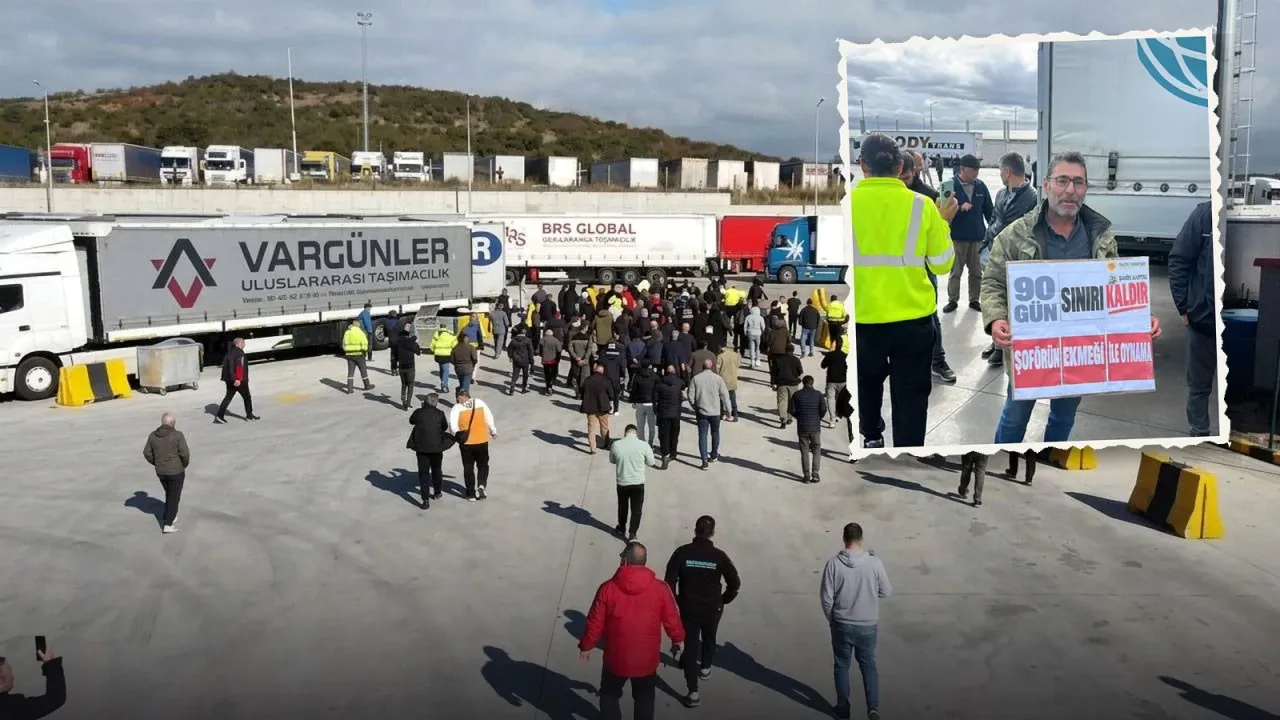 Sınır kapısındaki TIR parkında tırların önünde yürüyen kalabalık şoför grubu; sağ üstte yırtık kâğıt kenarlı ayrı fotoğrafta, "90 gün sınırı kaldır, şoförün ekmeği ile oynama" yazılı dövizi tutan bir şoför.