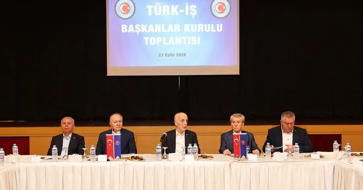 TÜRK-İŞ Başkanlar Kurulu toplantısında masada oturan konfederasyon yöneticileri; arkadaki ekranda 23 Eylül 2026 tarihli toplantı yazısı